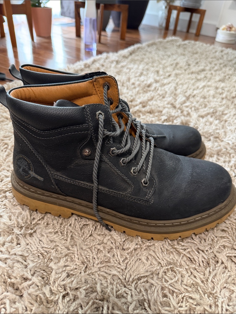 Source Unknown Black Lace-Up Men's Boots with Tan Sole